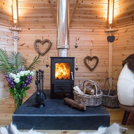 Romantic Treehouse With Hot Tub & Bbq Lodge Praze an Beeble المظهر الخارجي الصورة