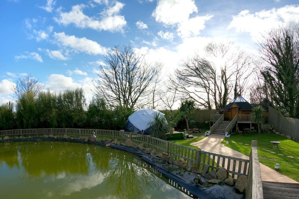Romantic Treehouse With Hot Tub & Bbq Lodge Praze an Beeble المظهر الخارجي الصورة