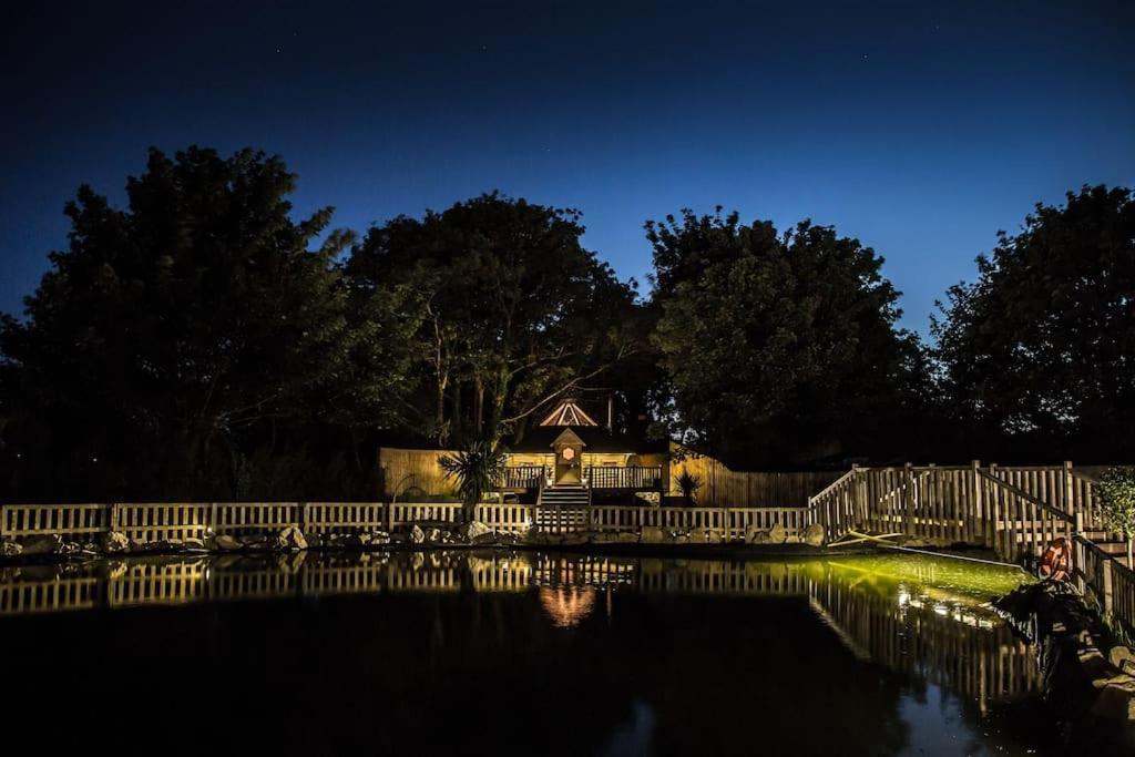 Romantic Treehouse With Hot Tub & Bbq Lodge Praze an Beeble المظهر الخارجي الصورة