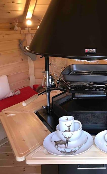 Romantic Treehouse With Hot Tub & Bbq Lodge Praze an Beeble المظهر الخارجي الصورة