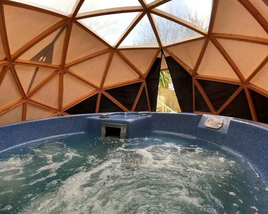 Romantic Treehouse With Hot Tub & Bbq Lodge Praze an Beeble المظهر الخارجي الصورة