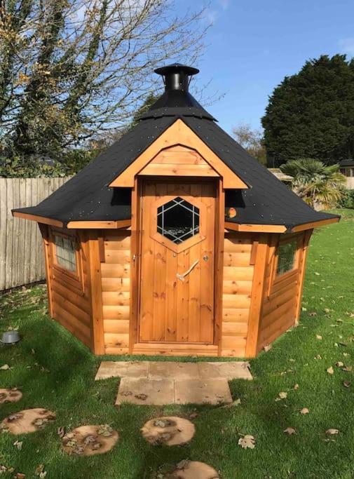 Romantic Treehouse With Hot Tub & Bbq Lodge Praze an Beeble المظهر الخارجي الصورة