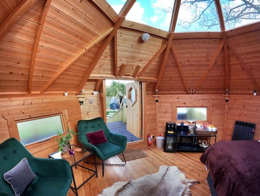 Romantic Treehouse With Hot Tub & Bbq Lodge Praze an Beeble المظهر الخارجي الصورة