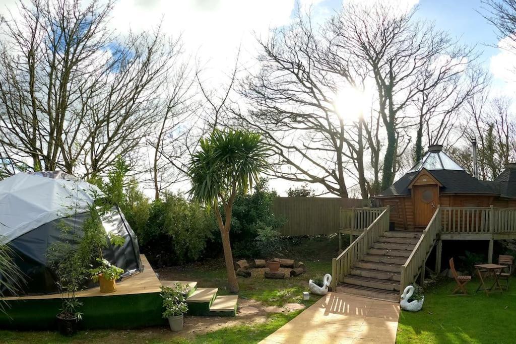 Romantic Treehouse With Hot Tub & Bbq Lodge Praze an Beeble المظهر الخارجي الصورة