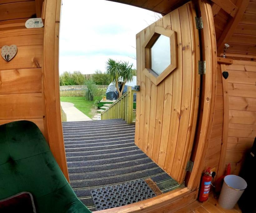 Romantic Treehouse With Hot Tub & Bbq Lodge Praze an Beeble المظهر الخارجي الصورة