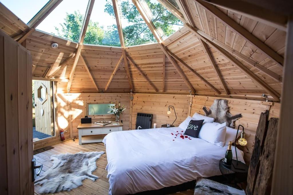 Romantic Treehouse With Hot Tub & Bbq Lodge Praze an Beeble المظهر الخارجي الصورة
