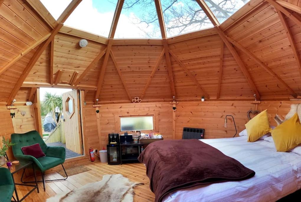 Romantic Treehouse With Hot Tub & Bbq Lodge Praze an Beeble المظهر الخارجي الصورة