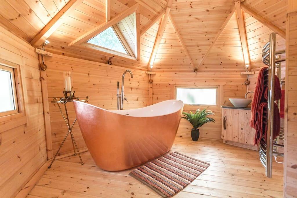 Romantic Treehouse With Hot Tub & Bbq Lodge Praze an Beeble المظهر الخارجي الصورة